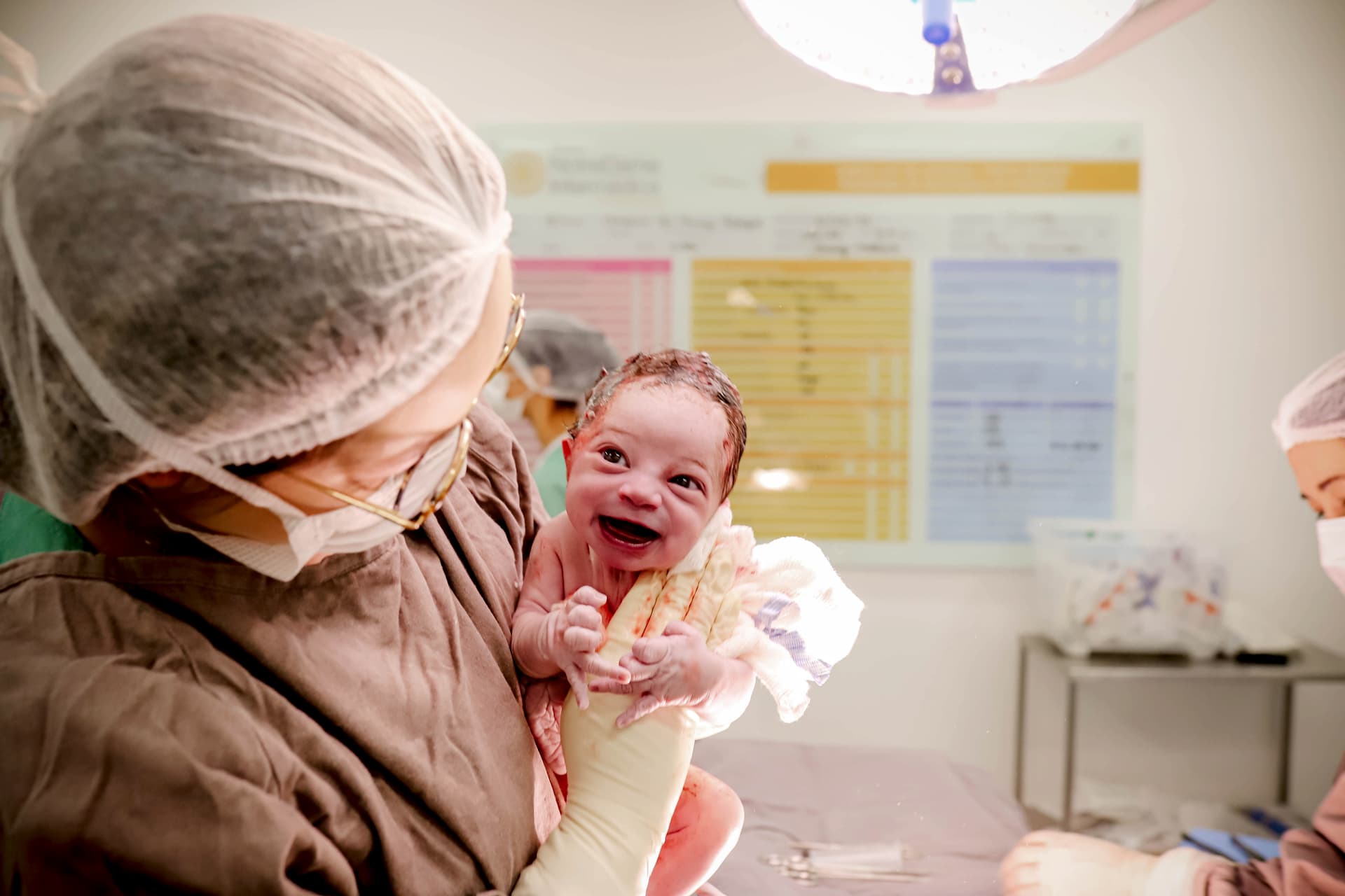 Bebê recém-nascido sorrindo